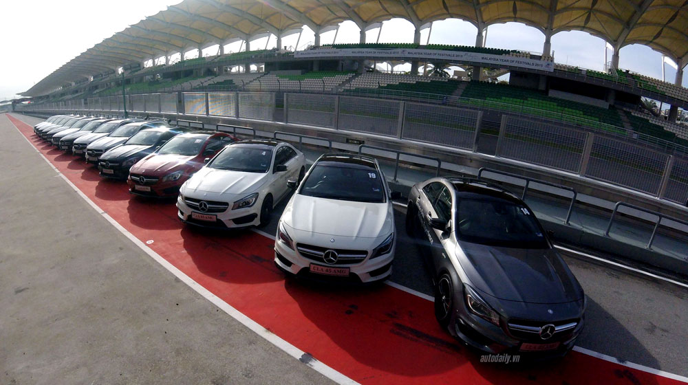 “Tận tay” cầm lái xe “Mẹc” trên đường đua F1 mercedes-driving-experience-2015 (17).jpg