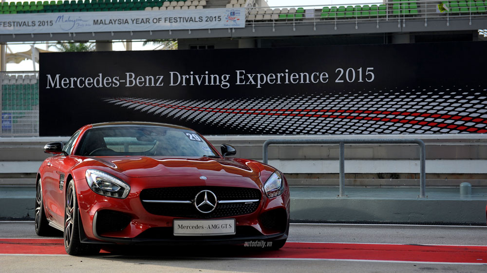 “Tận tay” cầm lái xe “Mẹc” trên đường đua F1 mercedes-driving-experience-2015 (2).jpg