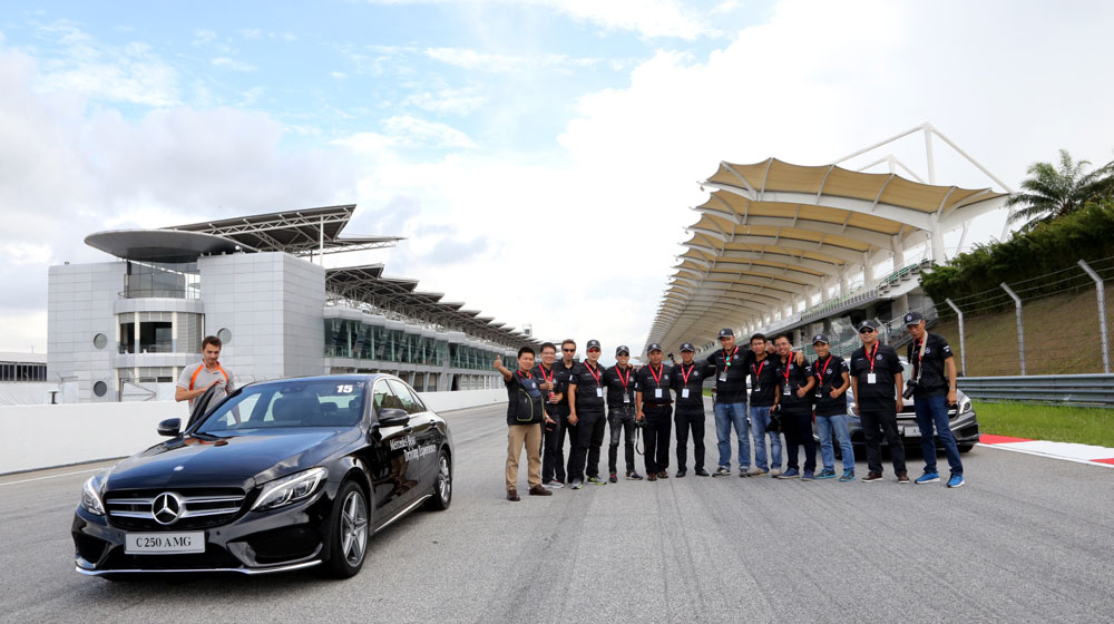 “Tận tay” cầm lái xe “Mẹc” trên đường đua F1 mercedes-driving-experience-2015 (21).jpg