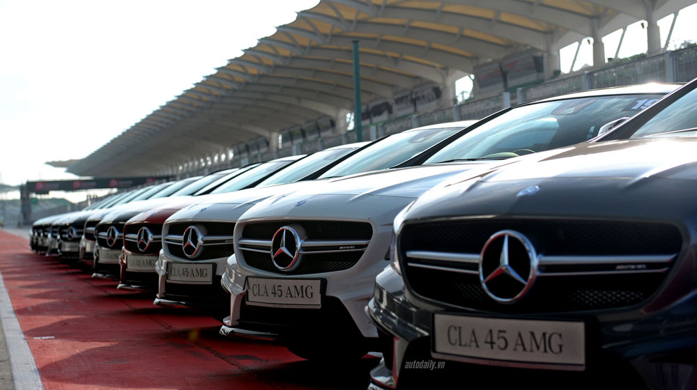 “Tận tay” cầm lái xe “Mẹc” trên đường đua F1 mercedes-driving-experience-2015 (5).jpg