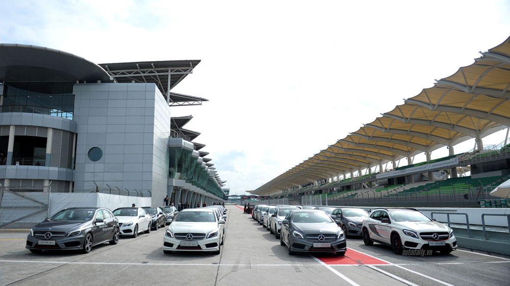 “Tận tay” cầm lái xe “Mẹc” trên đường đua F1 mercedes-driving-experience-2015 (7).jpg