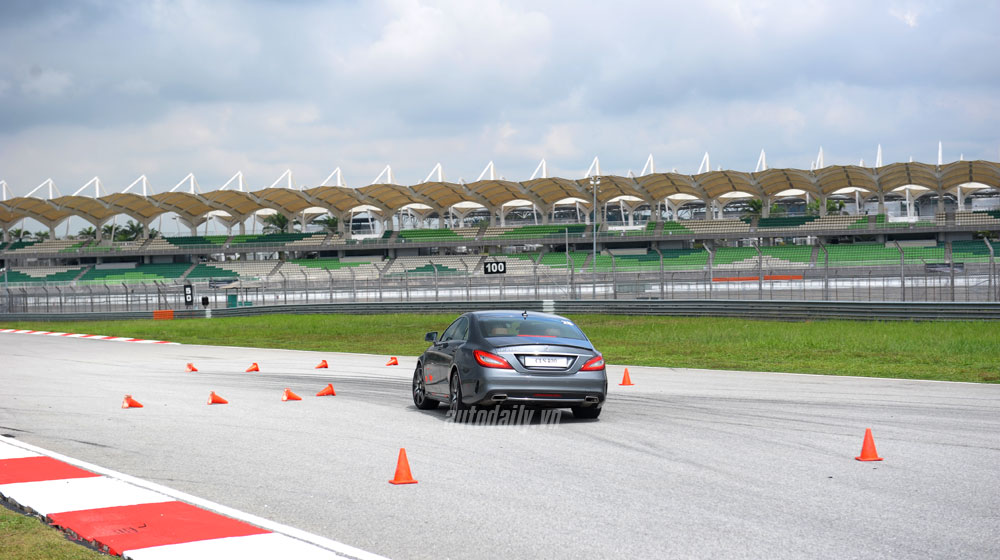 “Tận tay” cầm lái xe “Mẹc” trên đường đua F1 mercedes-driving-experience-2015 (9).jpg