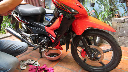 Vì sao xe máy phải thay dầu sớm hơn ôtô? img2624x_8439a.jpg