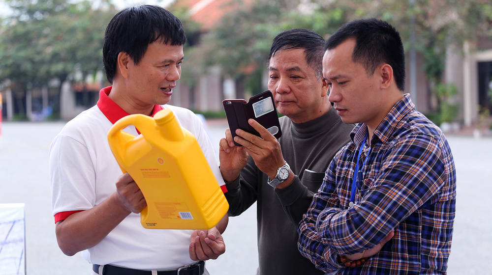 Bật mí cách chọn nhớt theo tuổi thọ của xe Chuyen vien cua Shell tu van cho khach hang loai nhot Shell Helix HX5 giup lam sach&#44 bao ve va giam tien on dong co copy.JPG