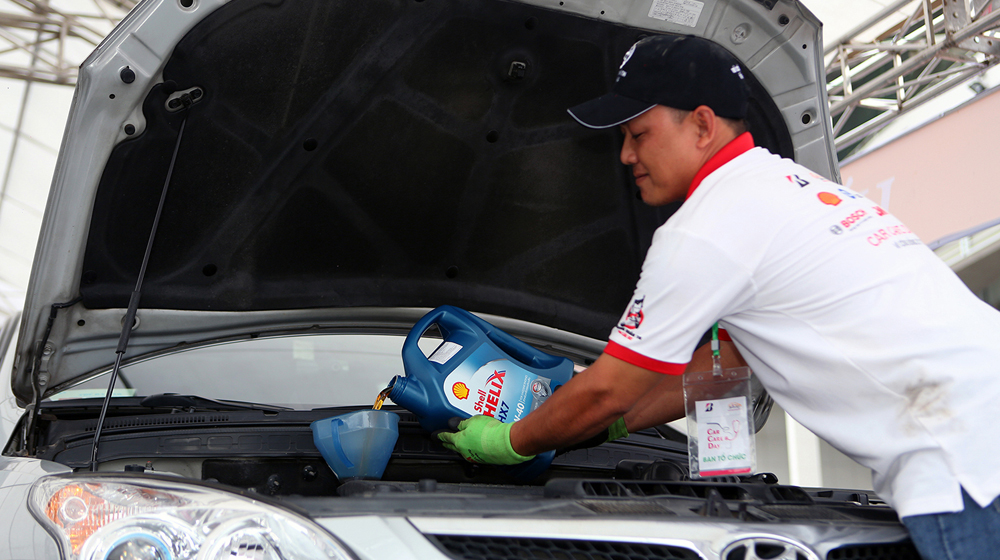 Bật mí cách chọn nhớt theo tuổi thọ của xe Lan dau tien tham gia Car Care Day&#44 Shell thu hut su quan tam cua ho-n 800 khach hang o HN khi thay nhot cho toan bo xe tham gia copy.JPG