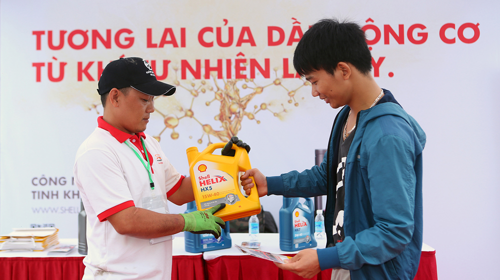 Bật mí cách chọn nhớt theo tuổi thọ của xe Shell cung giup khach hang can xac dinh do tuoi cua xe&#44 thoi quen su dung hang ngay va yeu cau van hanh de chon loai nhot thich hop  copy.jpg