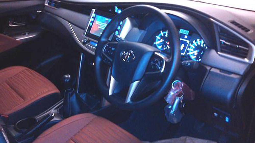 Thêm “ảnh nóng” Toyota Innova 2016 trước ngày ra mắt 2016-Toyota-Innova-interior-Black-snapped.jpg