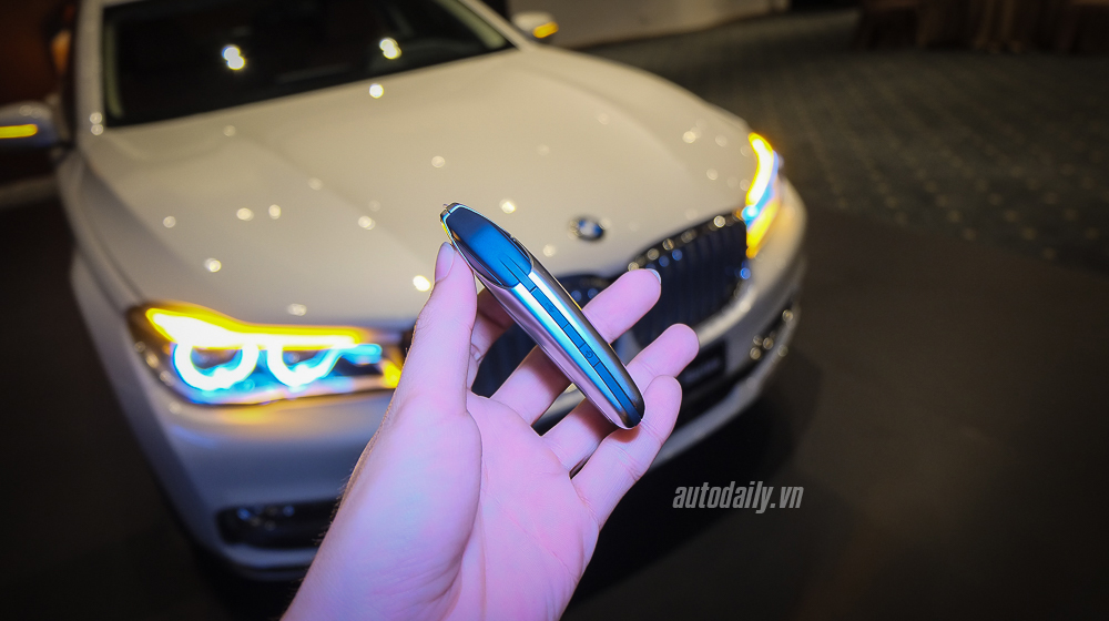 Khám phá chìa khoá BMW 7-Series 2016 tại Việt Nam BMW_Display_Key (2).jpg