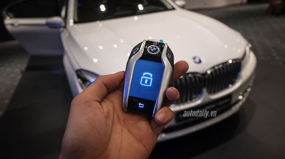 Khám phá chìa khoá BMW 7-Series 2016 tại Việt Nam BMW_Display_Key (3).jpg