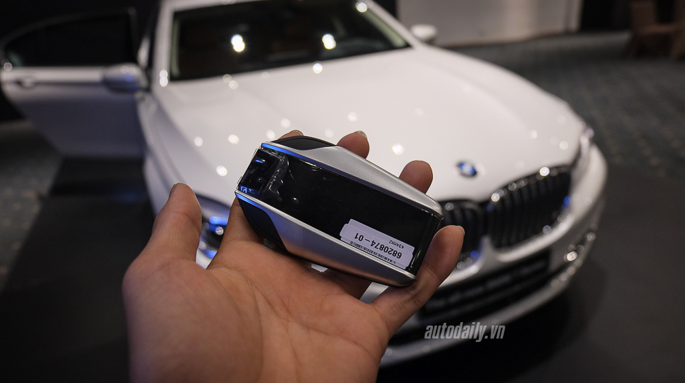 Khám phá chìa khoá BMW 7-Series 2016 tại Việt Nam BMW_Display_Key (7).jpg