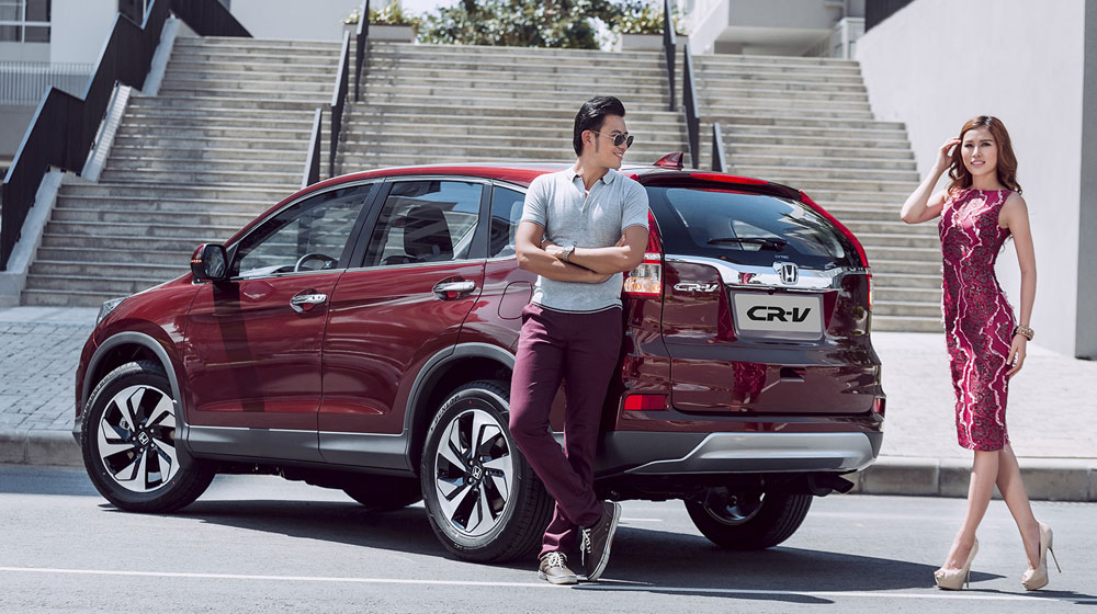 Ảnh cặp đôi người mẫu khoe dáng bên Honda CR-V honda-crv-2015-(18).jpg