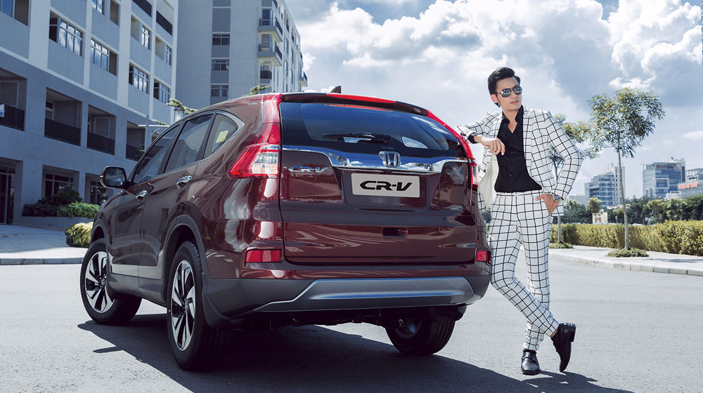 Ảnh cặp đôi người mẫu khoe dáng bên Honda CR-V honda-crv-2015-(26).jpg