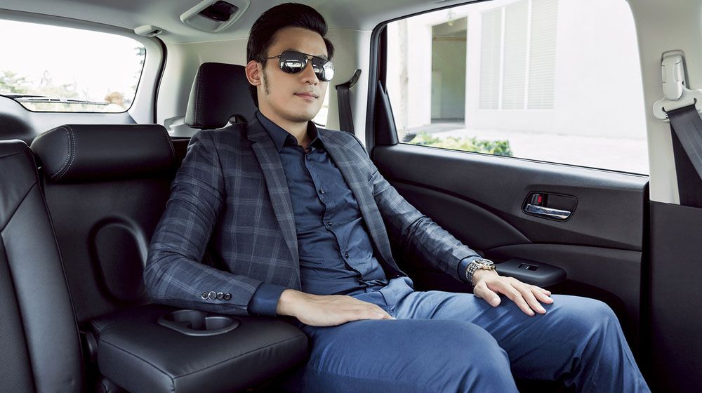 Ảnh cặp đôi người mẫu khoe dáng bên Honda CR-V honda-crv-2015-(28).jpg