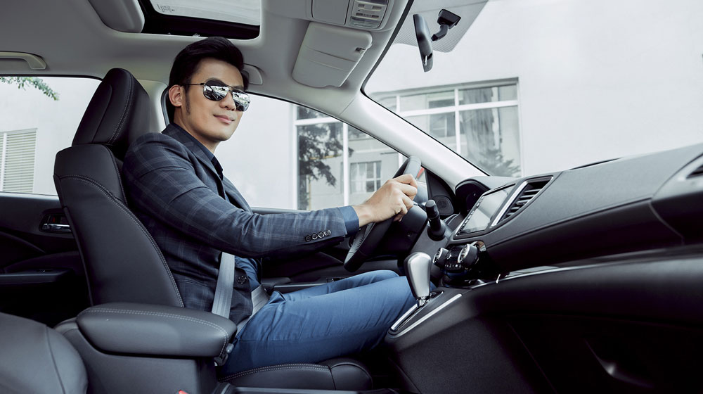 Ảnh cặp đôi người mẫu khoe dáng bên Honda CR-V honda-crv-2015-(30).jpg