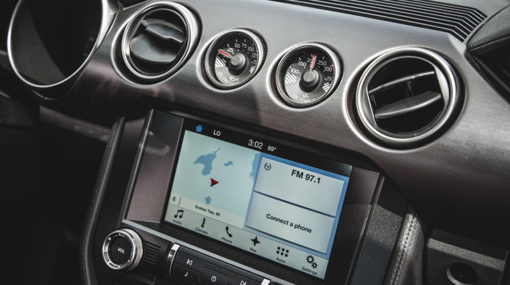 Mustang Shelby GT350R và Camaro Z/28 - kẻ tám lạng người nửa cân FOrd Mustang Shelby GT350R (17).jpg