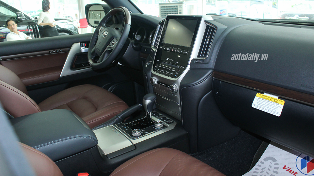 Chi tiết nội thất Toyota Land Cruiser 2016 tại Việt Nam toyota land cruiser (12).JPG