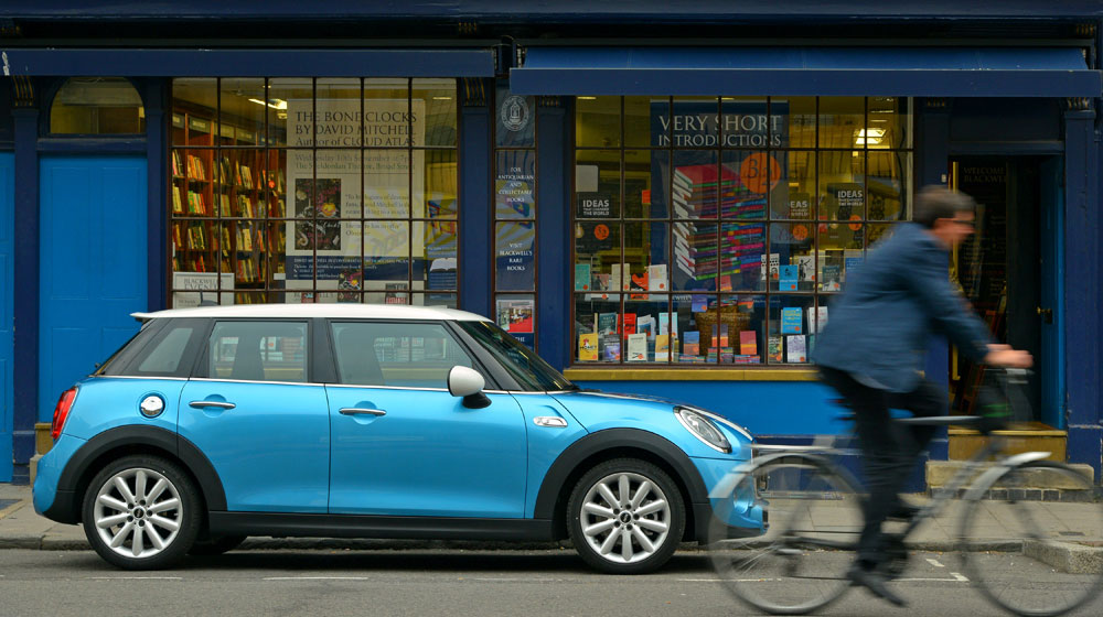 Những bí mật tại Anh quốc dành riêng cho chủ xe MINI 5.-Ghe-qua-hieu-sach-dau-tien-cua-chuoi-Blackwell-tren-duong-pho-Oxford-cung-mot-Blue-MINI-thi-con-gi-tuyet-voi-hon.jpg