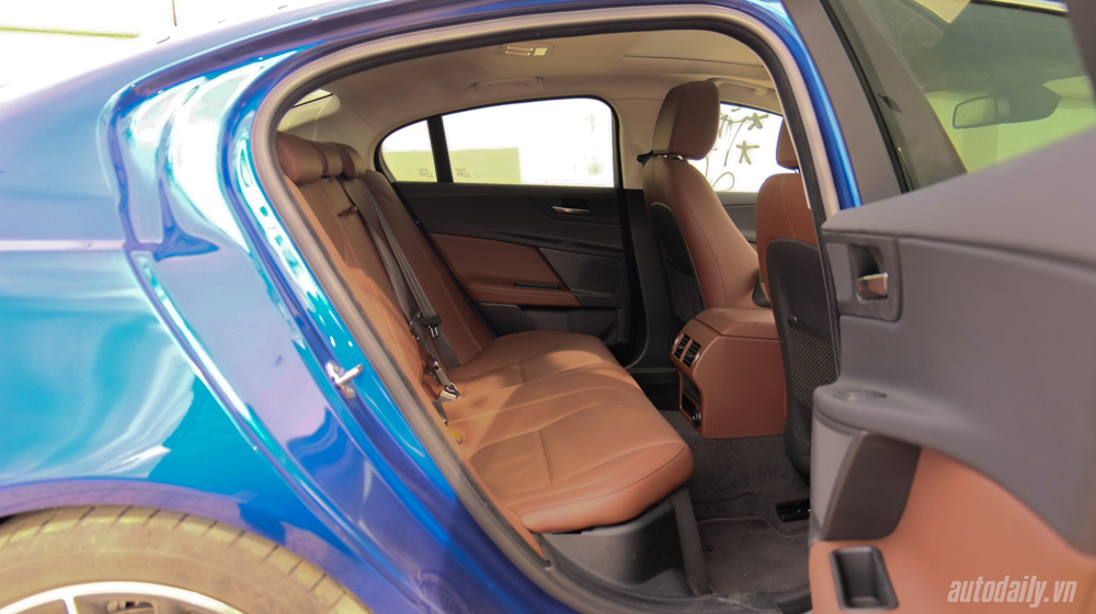 Chi tiết Jaguar XE Portfolio màu 