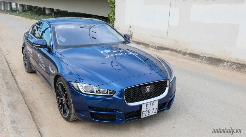 Ngắm vẻ đẹp Jaguar XE Portfolio màu 