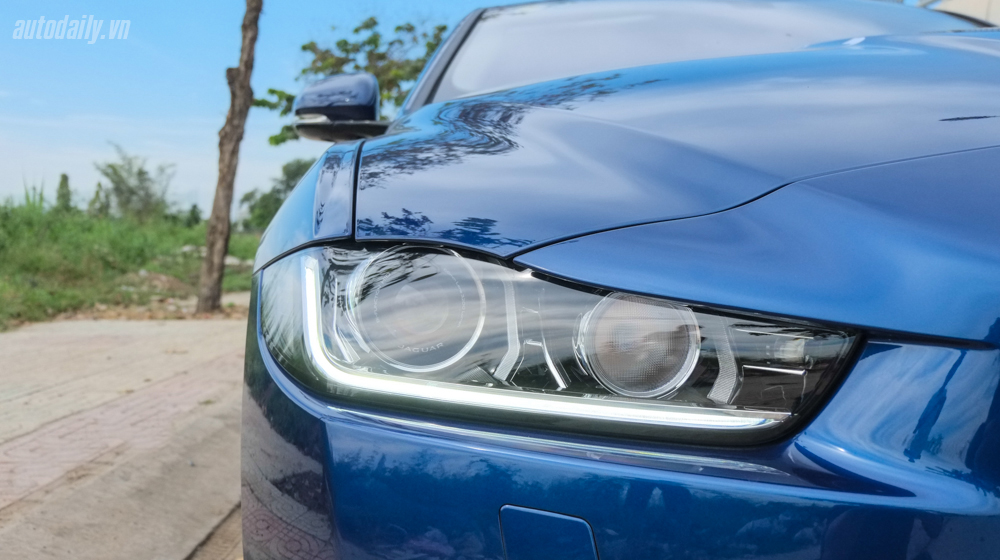 Ngắm vẻ đẹp Jaguar XE Portfolio màu 