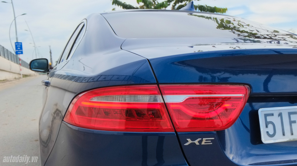 Chi tiết Jaguar XE Portfolio màu 