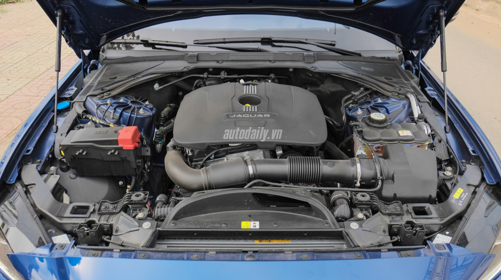 Chi tiết Jaguar XE Portfolio màu 