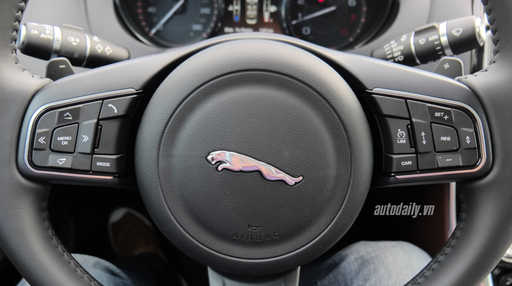 Chi tiết Jaguar XE Portfolio màu 