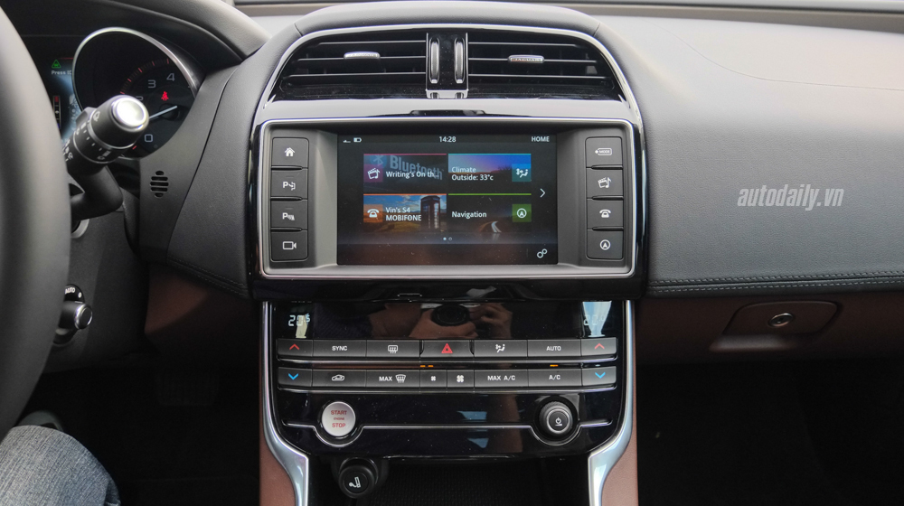 Chi tiết Jaguar XE Portfolio màu 