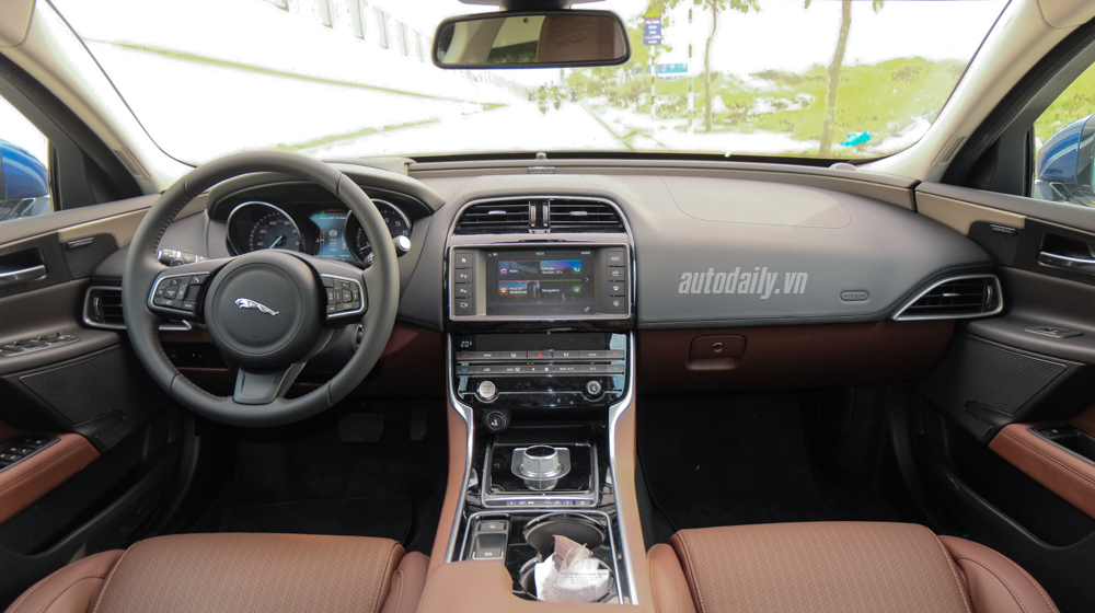 Ngắm vẻ đẹp Jaguar XE Portfolio màu 