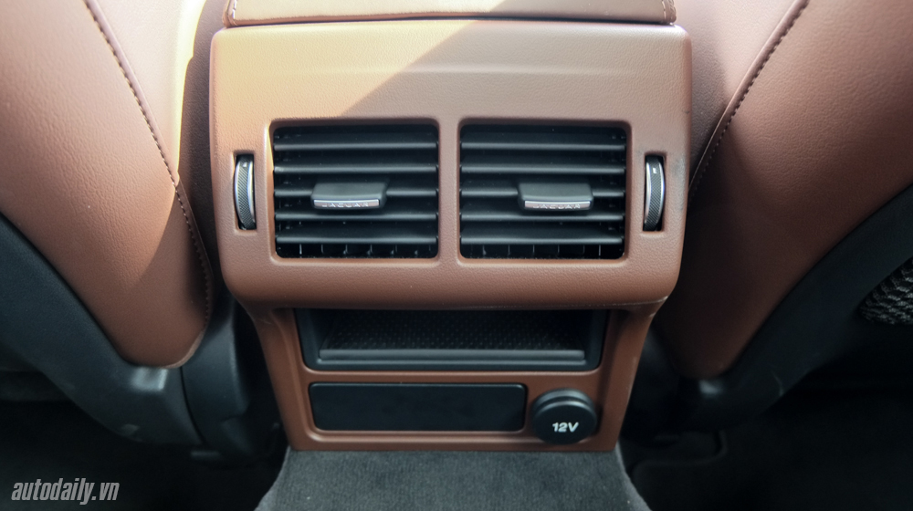 Chi tiết Jaguar XE Portfolio màu 