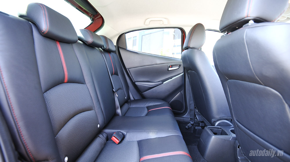 Đánh giá Mazda2: “Chuẩn” xe đi phố Mazda2 (57).jpg