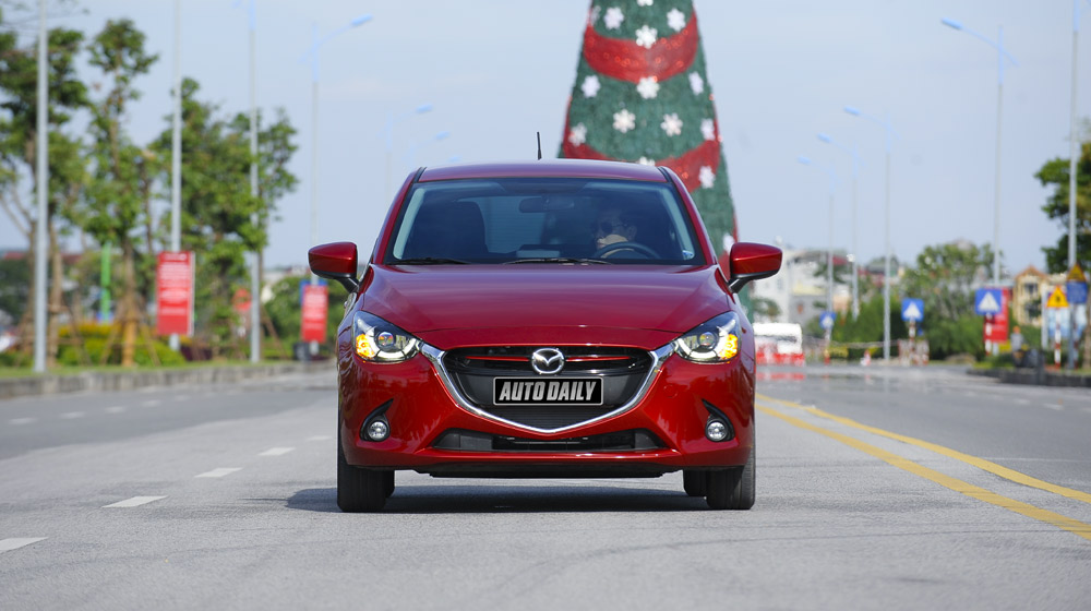 Đánh giá Mazda2: “Chuẩn” xe đi phố Mazda2 (9).jpg
