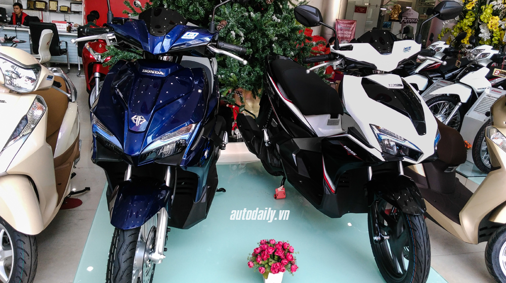 Thị trường xe máy “chạy đua” dịp cuối năm giá honda AB (9).JPG