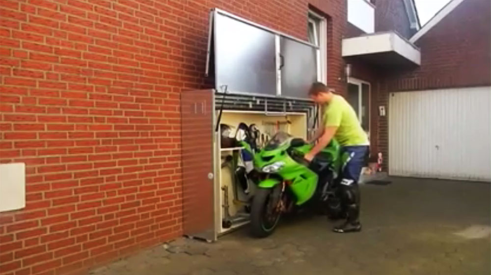 Video: Kỳ lạ cách làm tủ “cất” môtô gara-moto.jpg