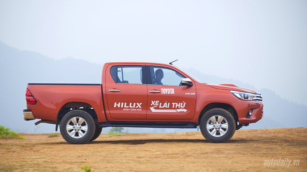 Đánh giá Toyota Hilux 3.0AT 2015: Vượt lên khái niệm xe bán tải Toyota Hilux test (2).jpg