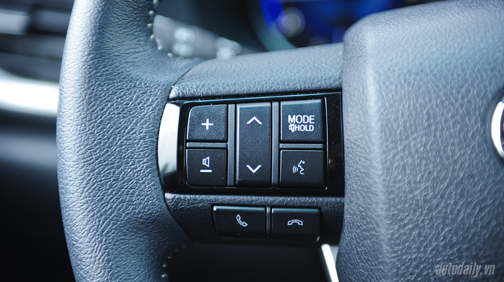 Đánh giá Toyota Hilux 3.0AT 2015: Vượt lên khái niệm xe bán tải Toyota Hilux test (38).jpg