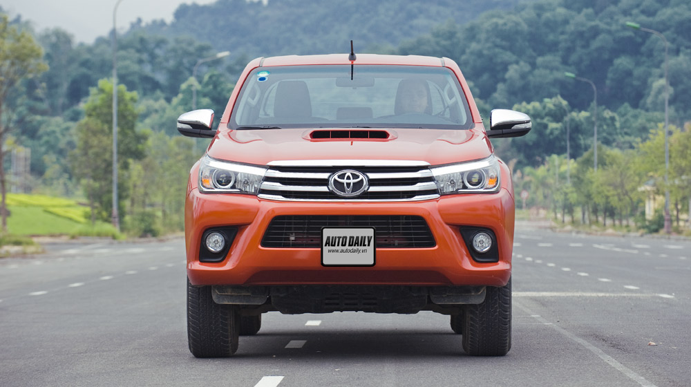 Giá xe Toyota Hilux 2015 phiên bản và đánh giá từ các chuyên gia