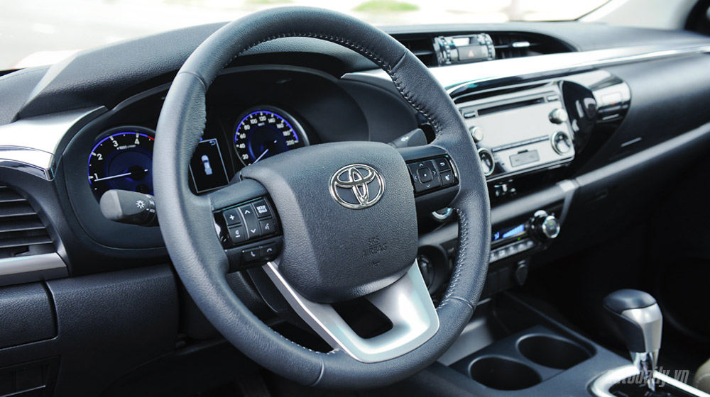 Đánh giá Toyota Hilux 3.0AT 2015: Vượt lên khái niệm xe bán tải Toyota Hilux test (53).jpg
