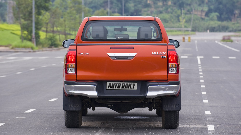 Đánh giá Toyota Hilux 3.0AT 2015: Vượt lên khái niệm xe bán tải Toyota Hilux test (6).jpg