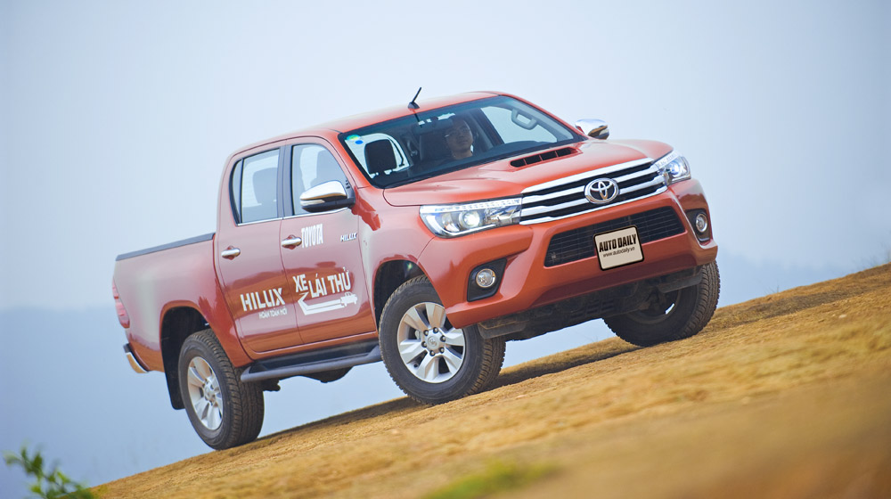 Đánh giá Toyota Hilux 3.0AT 2015: Vượt lên khái niệm xe bán tải Toyota Hilux test (8).jpg