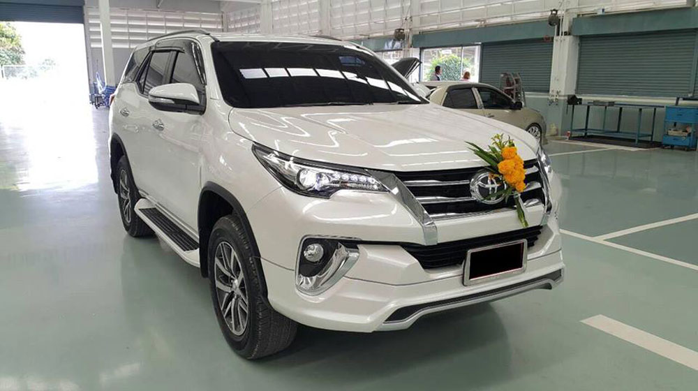 Bộ bodykit hầm hố dành cho Toyota Fortuner 2016 Toyota-Fortuner-Fiar-FD-2LS-Luxury-Sport-bodykit-white-front-quarter-Thailand.jpg