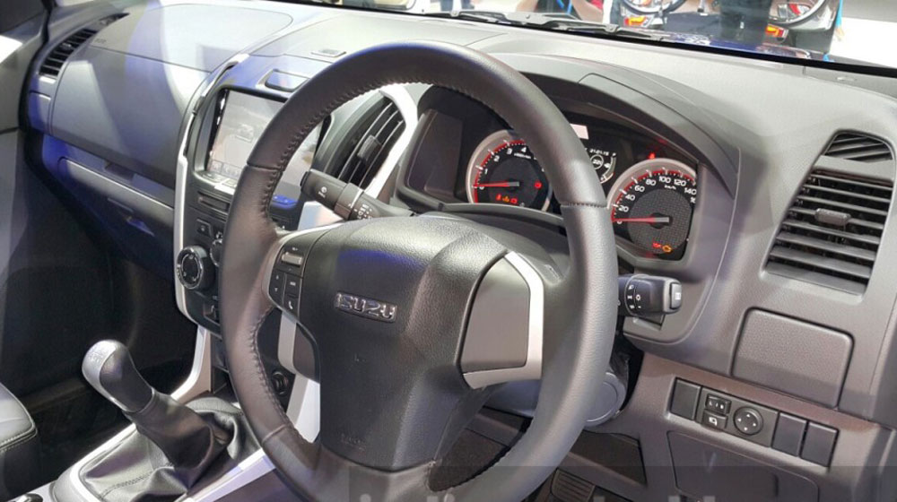 Xem diện mạo “bằng xương, bằng thịt” của Isuzu D-Max 2016 Isuzu-D-Max-dashboard-at-Thai-Motor-Expo-2015-1024x576.jpg