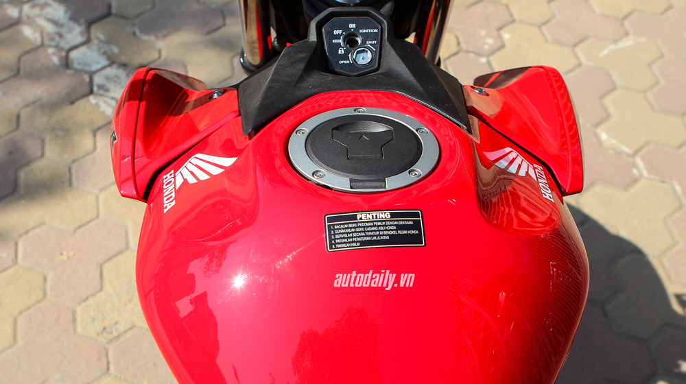 Soi chi tiết Honda CB150R 2016 đầu tiên về Việt Nam Honda CB150R 2016 (13).JPG