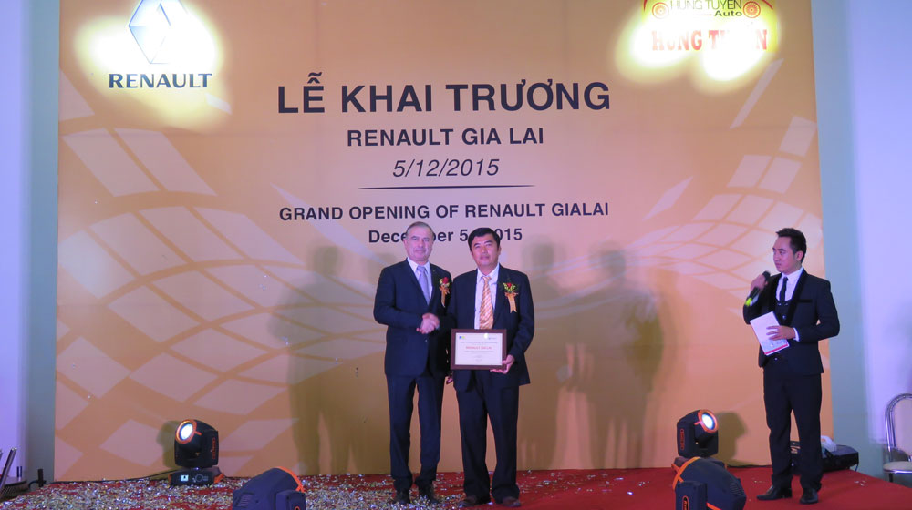 Renault khai trương đại lý 3S mới tại Gia Lai Tong-Giam-Doc-Auto-Motors-Viet-Nam-trao-chung-nhan-uy-quyen-cho-dai-ly.jpg