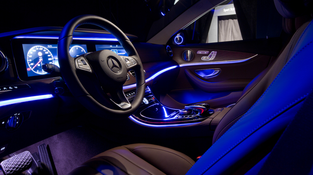 Khám phá không gian sang trọng và tiện nghi của nội thất Mercedes E-Class 2016 trong bức hình này. Thiết kế đầy tinh tế kết hợp cùng với các tính năng hiện đại sẽ làm bạn ngỡ ngàng và khó lòng chối từ.