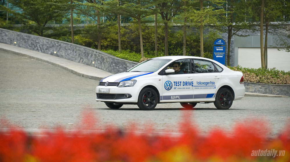 3 mẫu xe châu Âu giá “mềm”, đáng mua tại Việt Nam Volkswagen-Polo-sedan-exterior-(5).jpg