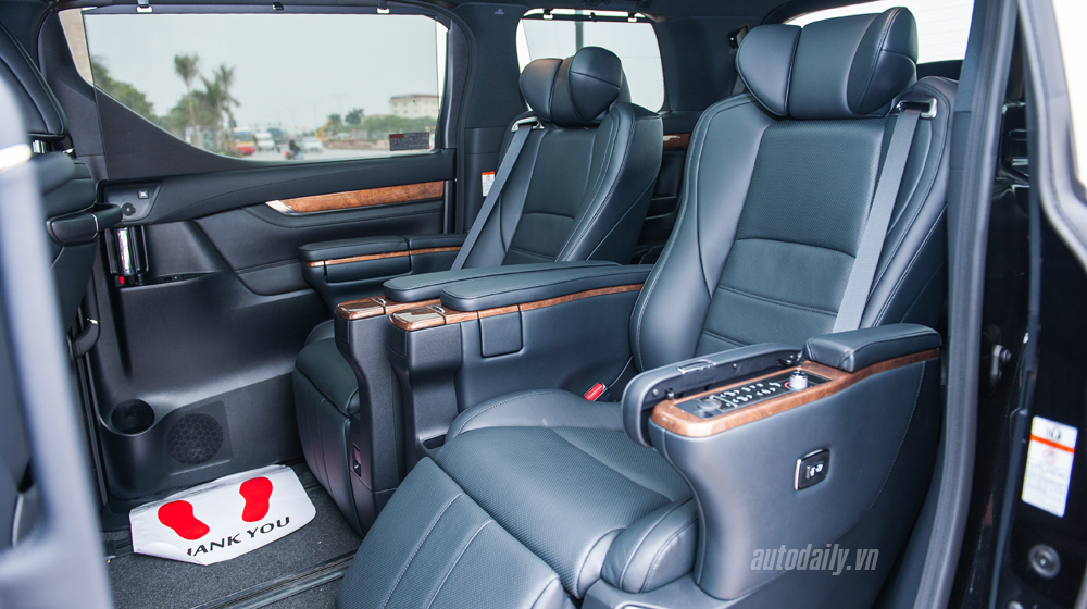 Soi chi tiết “chuyên cơ mặt đất” Toyota Alphard 2016 tại Hà Nội Toyota Alphard 2016 (24).jpg