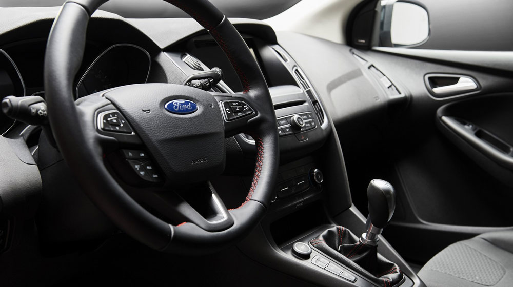 Bộ đôi Ford Focus phiên bản đặc biệt trình làng ford-focus-red-black (3).jpg