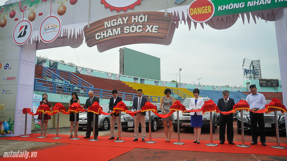 Hàng trăm xe hơi “kéo nhau” đi bảo dưỡng tại TP. HCM Car_Care_Day (1).jpg