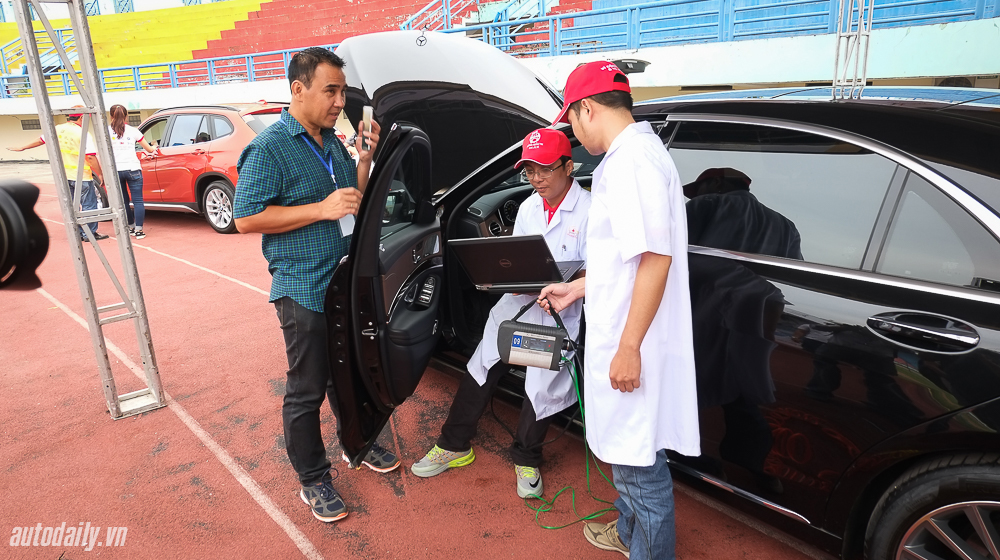 Hàng trăm xe hơi “kéo nhau” đi bảo dưỡng tại TP. HCM Car_Care_Day (12).jpg